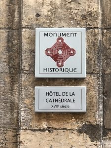 Plaque Monument Historique sur la façade de l’Hôtel de la Cathédrale à Rouen, bâtiment du XVIIe siècle classé.