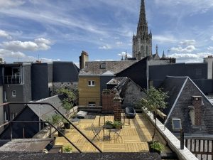 vue panoramique à 360° depuis le rooftop de l'hôtel de la cathédrale à Rouen, avec en premier plan l'église Saint-Maclou, la cathédrale Notre-Dame et l'aatiale Saint-Ouen.