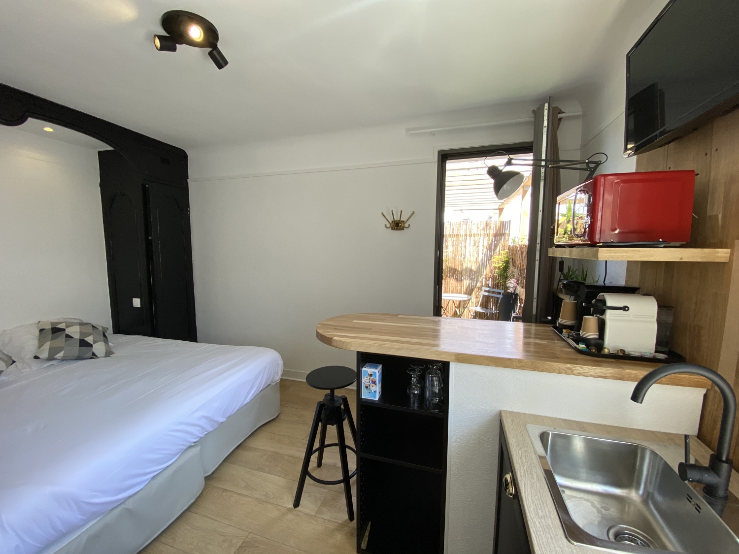 Studio avec kitchenette et terrasse privée à l’Hôtel de la Cathédrale à Rouen, équipé d’un coin repas, télévision et accès extérieur.