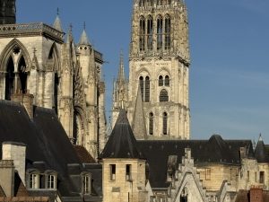 Vue rapprochée de la tour Saint-Romain de la cathédrale Notre-Dame de Rouen, photographiée depuis le roooftop de l'hôtel